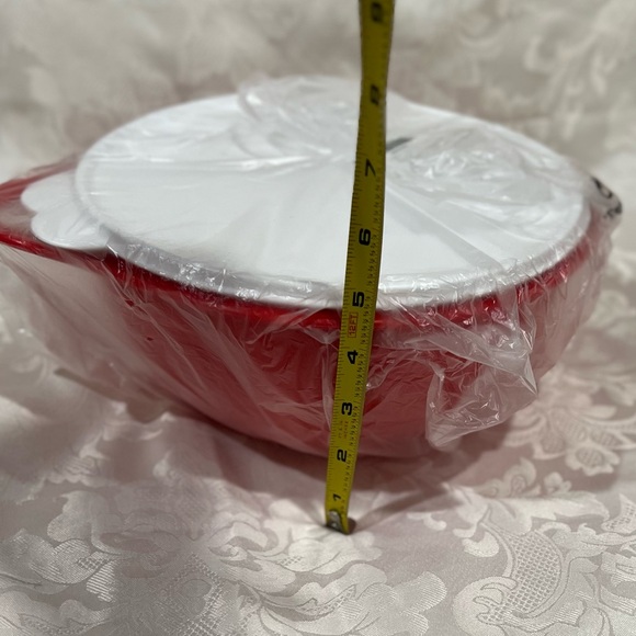 NWOT Tupperware Thatsa Bowl Jr. Red Mixing Bowl with Seal - Picture 5 of 5